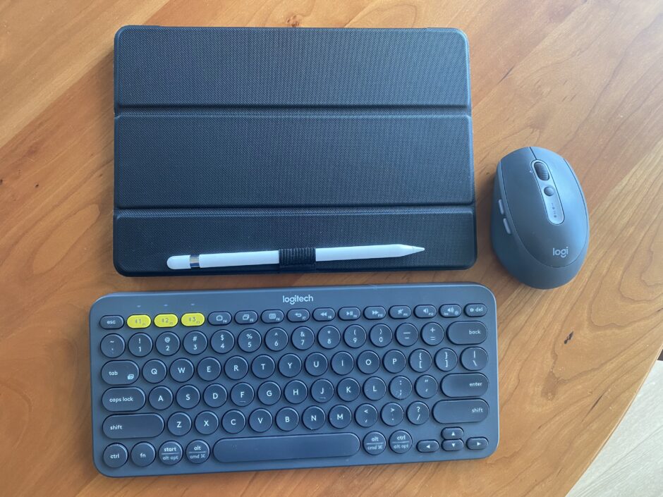 ブログ作業用のiPad、キーボード、マウスの画像